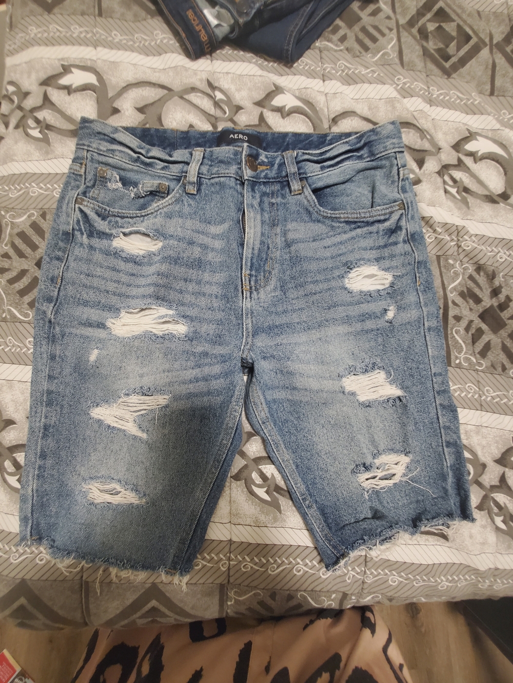 AERO Slim Cuffed Distressed Denim Jean Shorts Waist 32